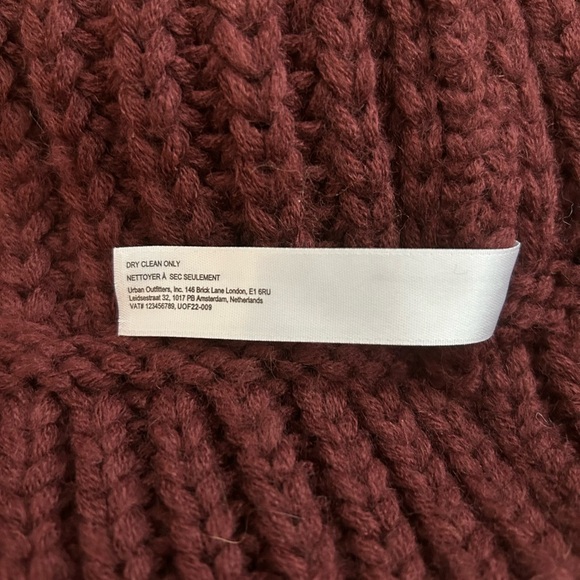 Set of two Knitted Winter Warm Beanies Unisex in Maroon and Mauve OS - Picture 6 of 6